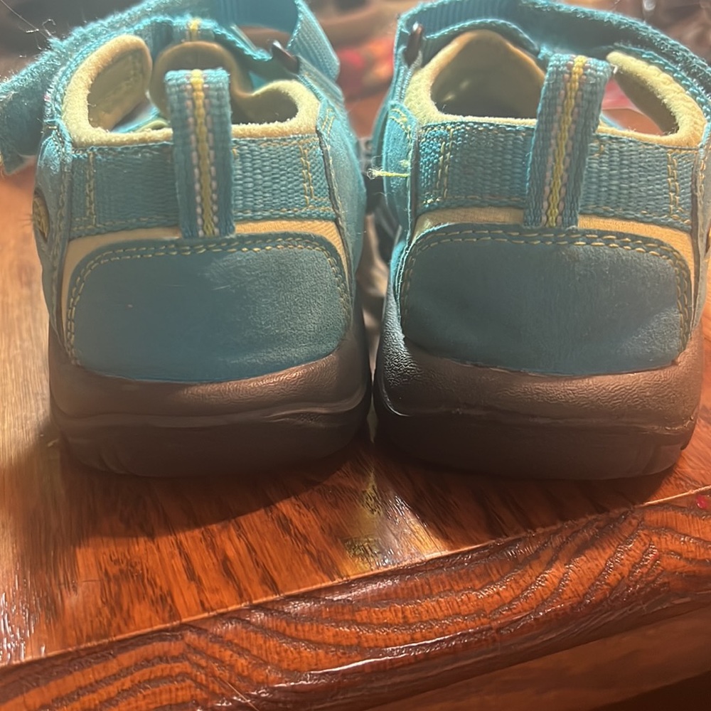 Keens sandals for kids. Open slits but solid rubber toe.Newport H2 size 3youth. - Picture 2 of 5